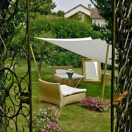 מלון Logis Saint-jacques 3*