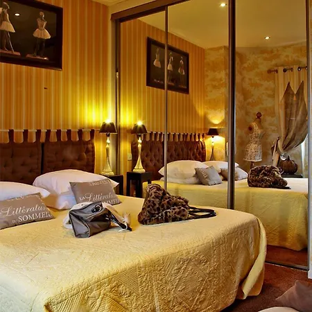 מלון Logis Saint-jacques 3*