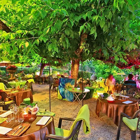 Hotel Logis Saint-jacques Saint-Saud-Lacoussiere