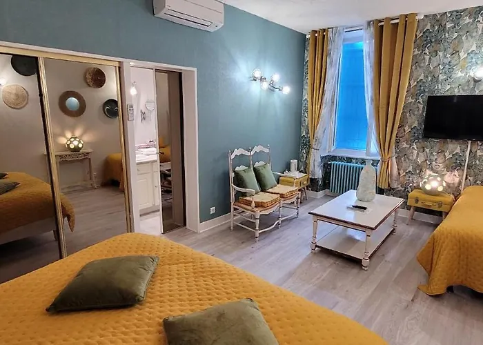 Hotel Logis Saint-jacques Saint-Saud-Lacoussière