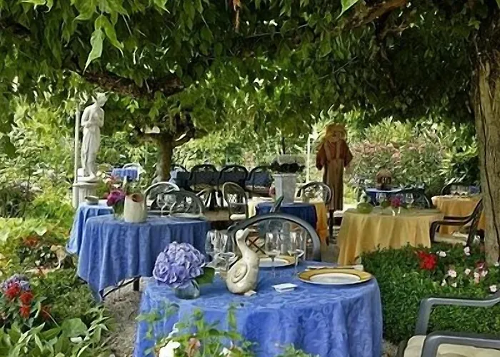 Hotel Logis Saint-jacques Saint-Saud-Lacoussière